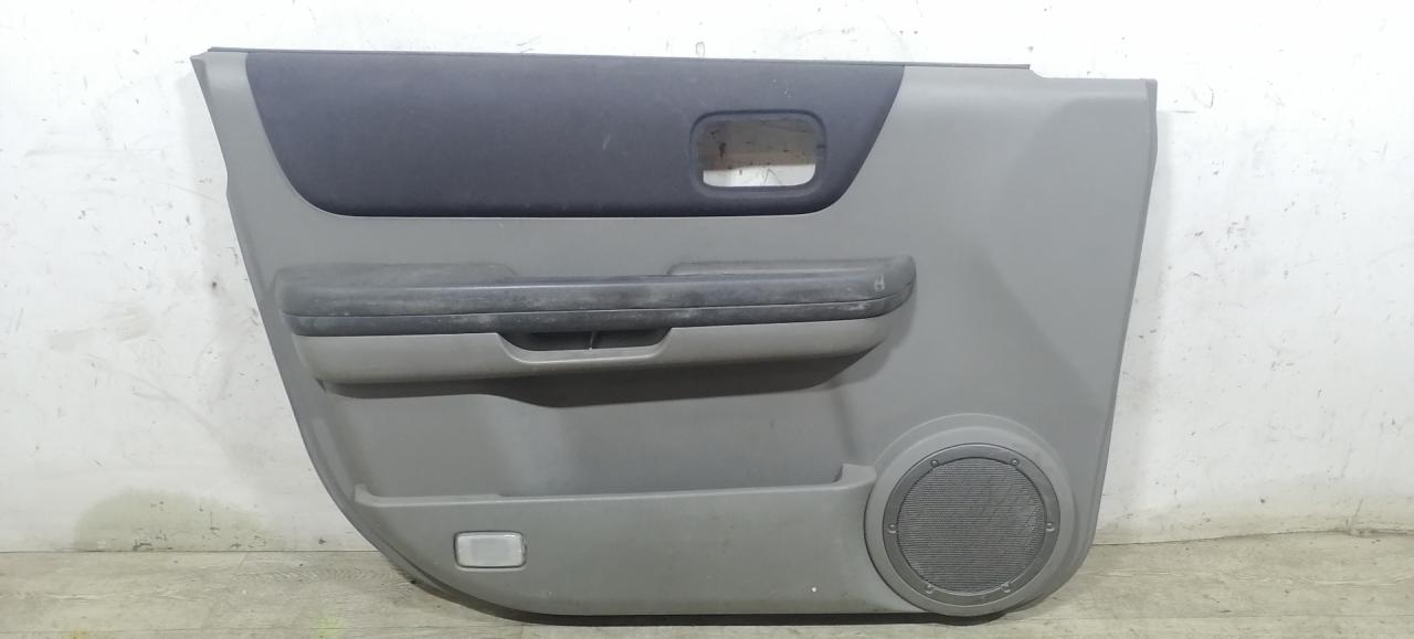 обшивка двери передняя левая Nissan X-Trail T30 2004, 2.2 л., DCi, дизель, МКПП, серебристый, внедорожник 5 дв., полный подключаемый привод - фото №1