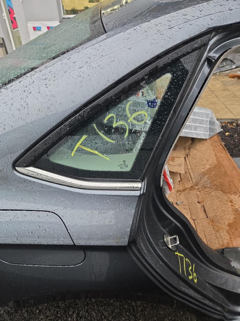 стекло кузовное боковое правое Volkswagen Jetta 7 поколение 2019, 1.4 л., бензин, АКПП, серый, седан, передний привод, 43R-004584 - фото №1