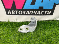 петля двери Ford Mustang 6 поколение S550 [рестайлинг] 2020, 2.3 л., бензин, АКПП, белый, купе, задний привод - фото №2