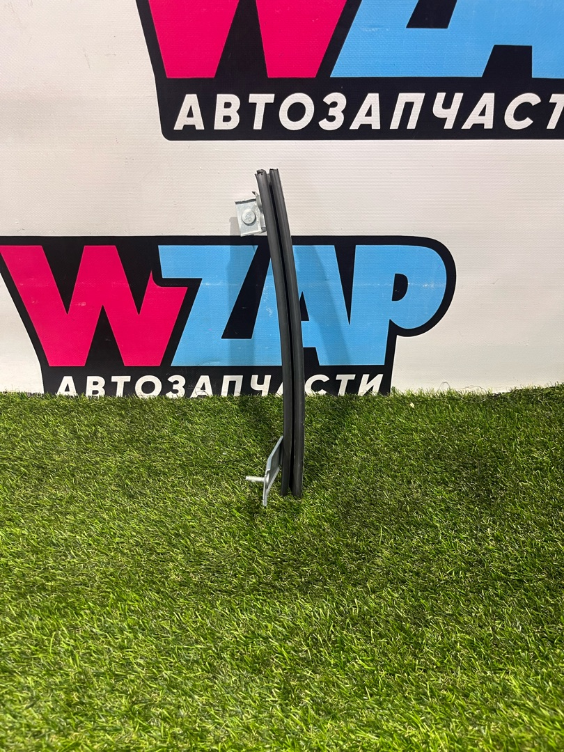 направляющая стекла Ford Mustang 7 поколение S650 2024, 2.3 л., бензин, АКПП, черный, купе, задний привод, FR3B63263A20AA - фото №1