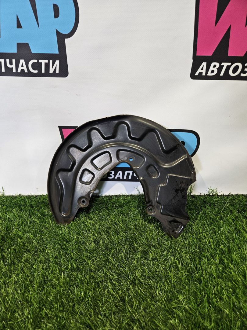 защитный кожух тормозного механизма Volkswagen Passat B8 2016, 2.0 л., дизель, универсал, передний привод, правый руль, 3Q0400053F - фото №1