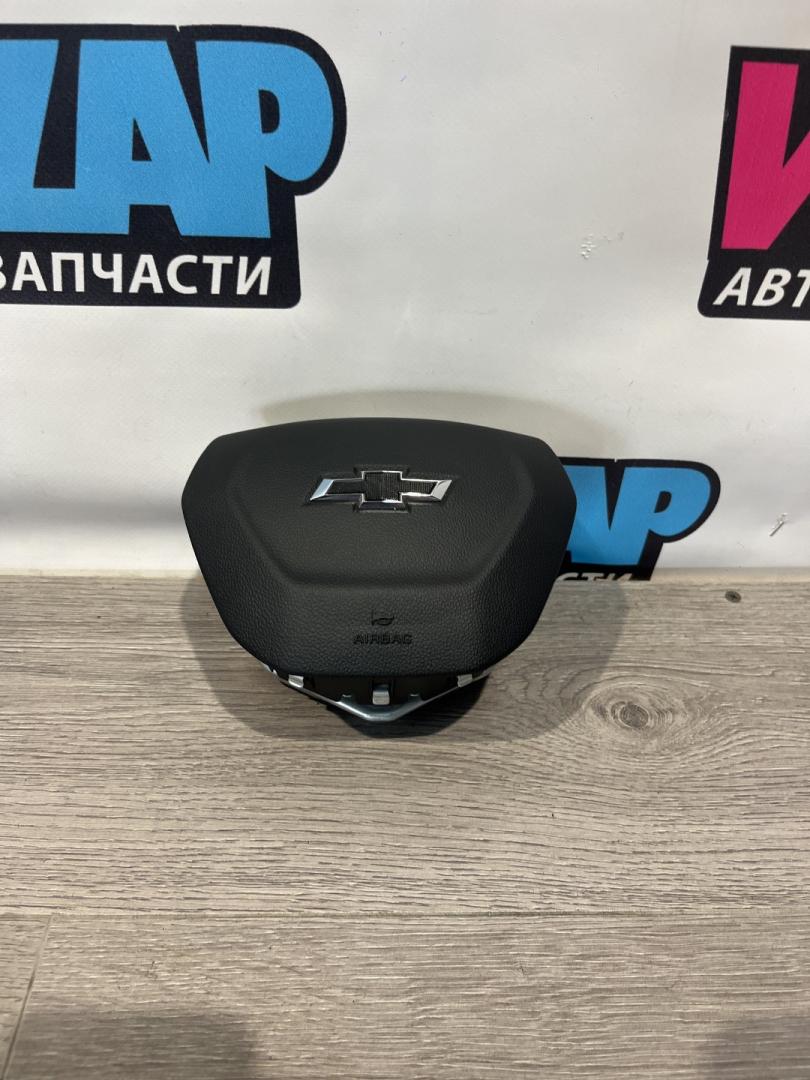 подушка безопасности водителя Chevrolet Trax 2 поколение 2024, 1.2 л., бензин, АКПП, красный, минивэн, передний привод, 60009015 - фото №1