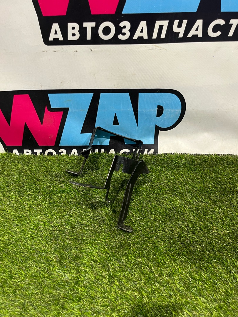 кронштейн (крепление) Skoda Fabia 1 поколение (6Y) (1999 - 2004) - фото №1