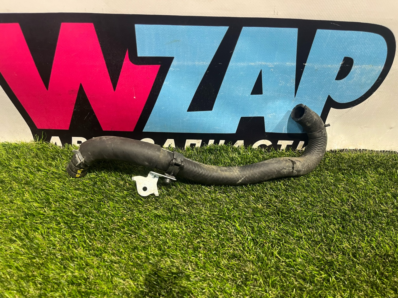 патрубок радиатора Fiat 124 2018, 1.4 л., бензин, МКПП, серы, родстер, задний привод - фото №1