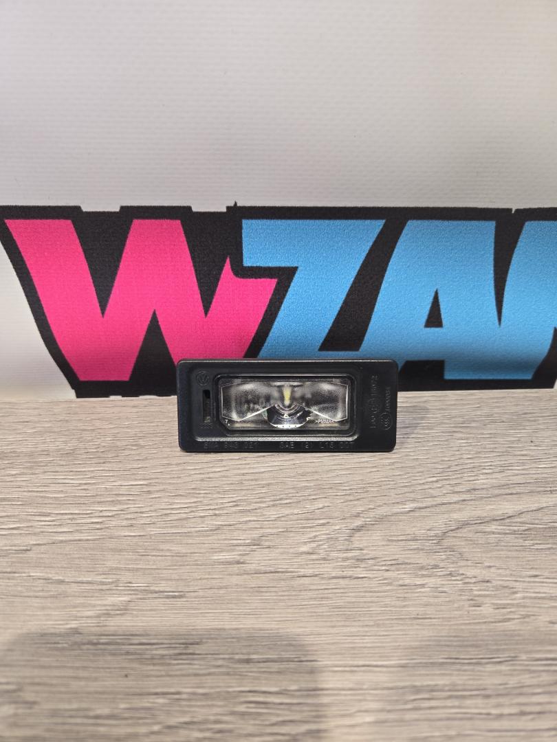 подсветка номера Volkswagen Jetta 7 поколение 2019, 1.4 л., бензин, МКПП, черный, седан, передний привод, 5NA943021 - фото №1