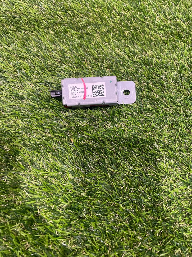 усилитель антенны Ford Explorer 6 поколение U625 2020, 2.3 л., бензин, АКПП, внедорожник 5 дв., полный привод, LB5T-18C847-AB - фото №1