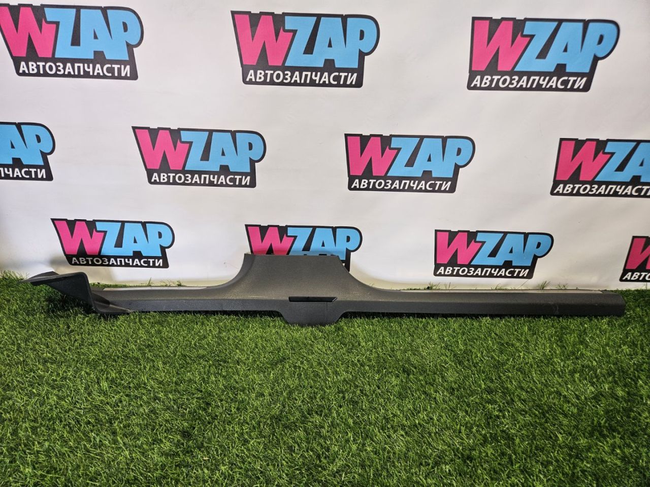 накладка на порог внутренняя Volkswagen Passat B8 2016, 2.0 л., дизель, универсал, передний привод, правый руль, 3G0853371 - фото №1