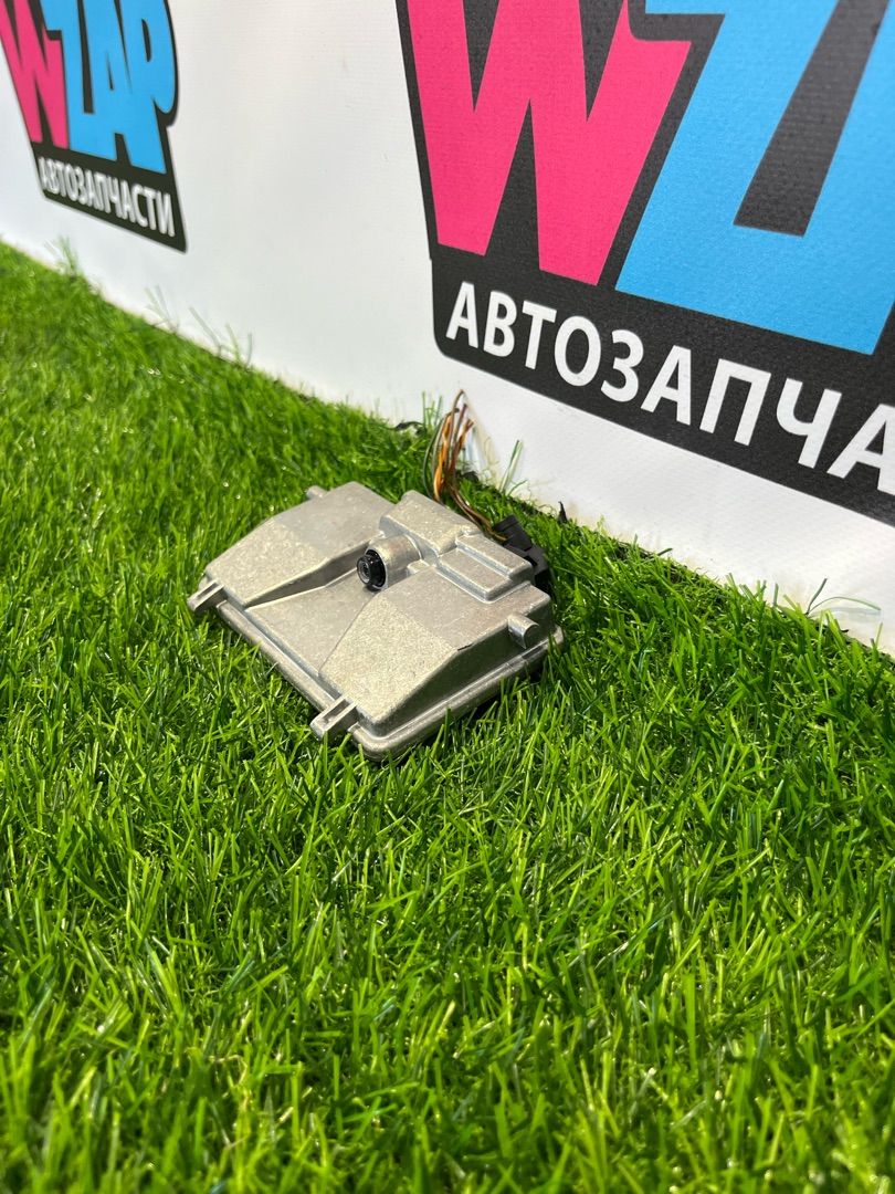 камера переднего обзора Volkswagen Passat B8 2016, 2.0 л., дизель, универсал, передний привод, правый руль, 3Q0980654C - фото №1