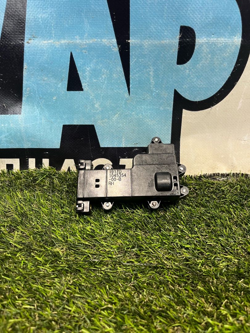 электропривод двери Tesla Model X 1 поколение 2017, электро, белый, 1045354-00-B - фото №1