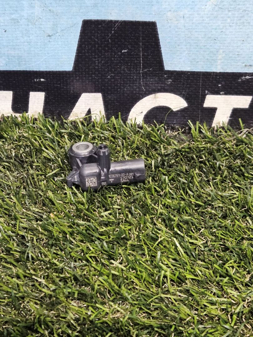 датчик удара Tesla Model X 1 поколение 2017, электро, белый, 1036761-00-A - фото №1