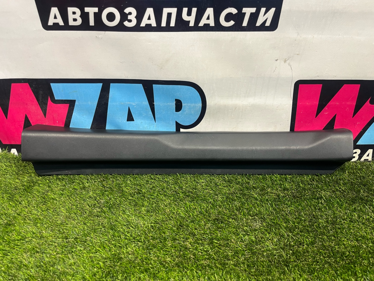 накладка на порог внутренняя Fiat 124 2018, 1.4 л., бензин, МКПП, серы, родстер, задний привод, N243-68710 - фото №1