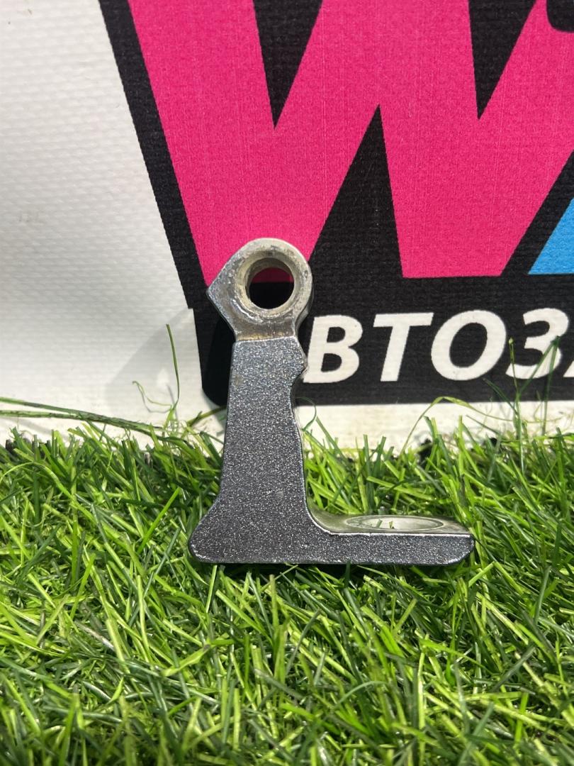 петля двери Volkswagen Jetta 7 поколение 2019, 1.4 л., бензин, АКПП, серый, седан, передний привод, 8X0831403E - фото №1