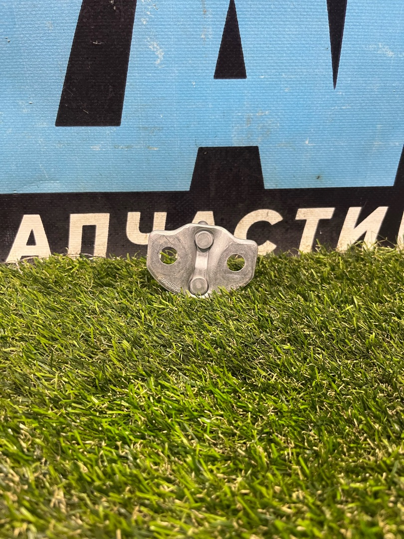 ответная часть (скоба) замка двери Tesla Model Y 1 поколение 2023, электро, полный привод, 1525919-00-B - фото №1