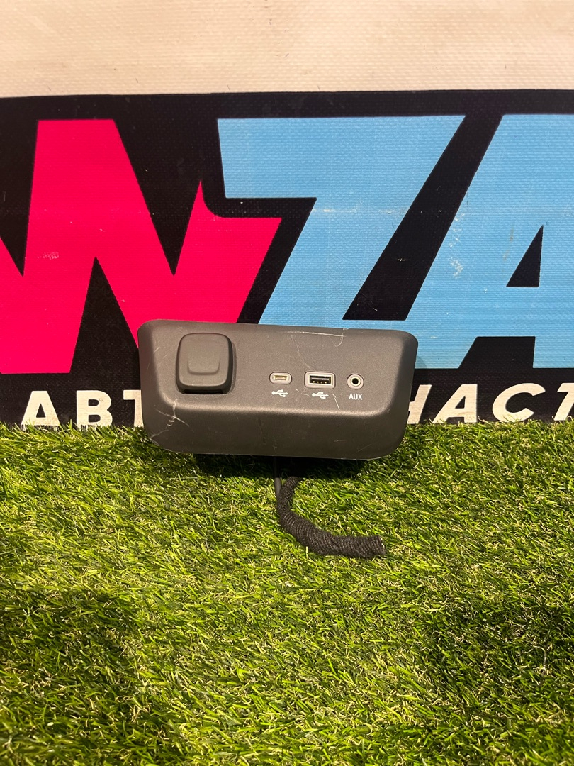 разъем AUX / USB Chevrolet TrailBlazer 3 поколение 2022, 1.3 л., бензин, вариатор, оранжевый, хетчбэк 5 дв., полный привод, 13529867 - фото №1