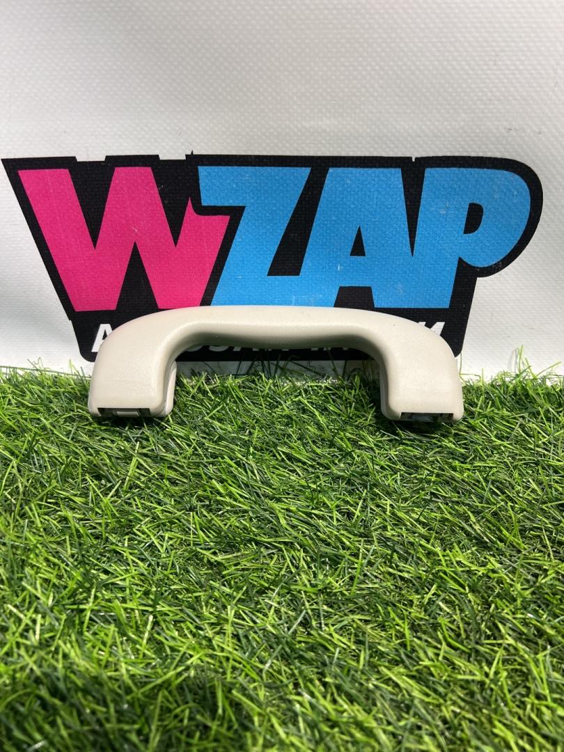 ручка внутренняя потолочная Buick Encore GX 1 поколение 2020, 1.3 л., бензин, АКПП, полный привод - фото №1