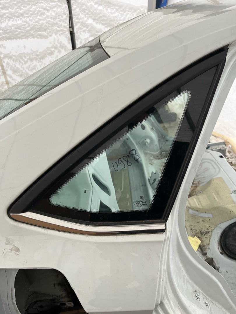 стекло кузовное боковое правое Volkswagen Jetta 7 поколение 2019, 1.4 л., бензин, АКПП, седан, передний привод, 43R-004584 - фото №1