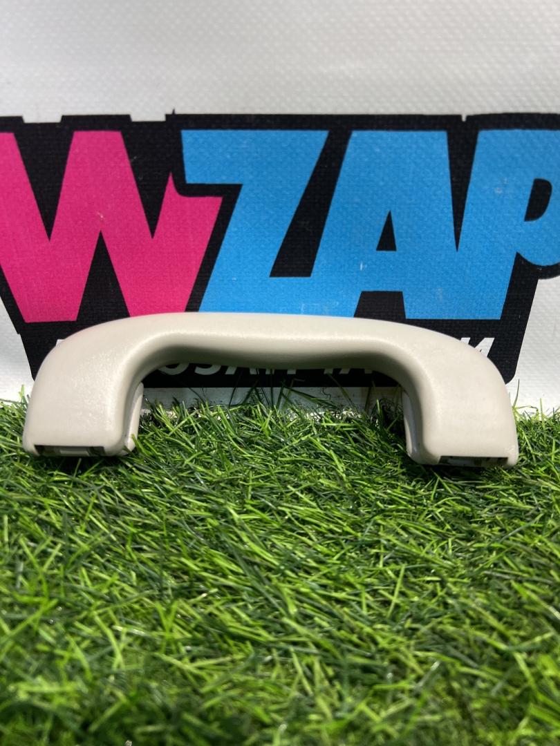 ручка внутренняя потолочная Buick Encore GX 1 поколение 2020, 1.3 л., бензин, АКПП, полный привод - фото №1