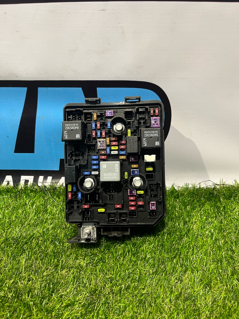 блок предохранителей Buick Encore GX 1 поколение 2023, 1.2 л., бензин, АКПП, внедорожник 5 дв., передний привод, 42784465 - фото №1