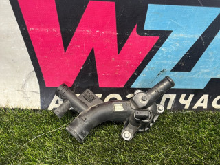 фланец (тройник) системы охлаждения Chevrolet Trax 1 поколение [рестайлинг] 2021, 1.4 л., бензин, АКПП, черный, внедорожник 5 дв., передний привод, 25193922