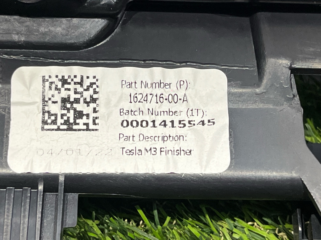 кронштейн (крепление) Tesla Model Y 1 поколение 2022, электро, белый, 1624716-00-A - фото №1