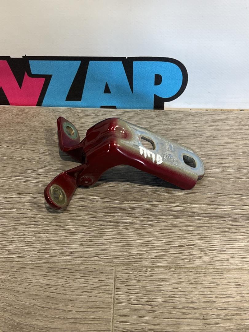 петля двери Chevrolet Trax 2 поколение 2024, 1.2 л., бензин, АКПП, красный, минивэн, передний привод - фото №1