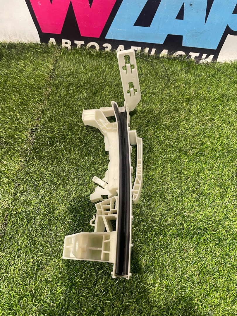 направляющая стекла Ford Explorer 6 поколение U625 2020, 2.3 л., бензин, АКПП, внедорожник 5 дв., полный привод, LB5BS219A65BS - фото №1