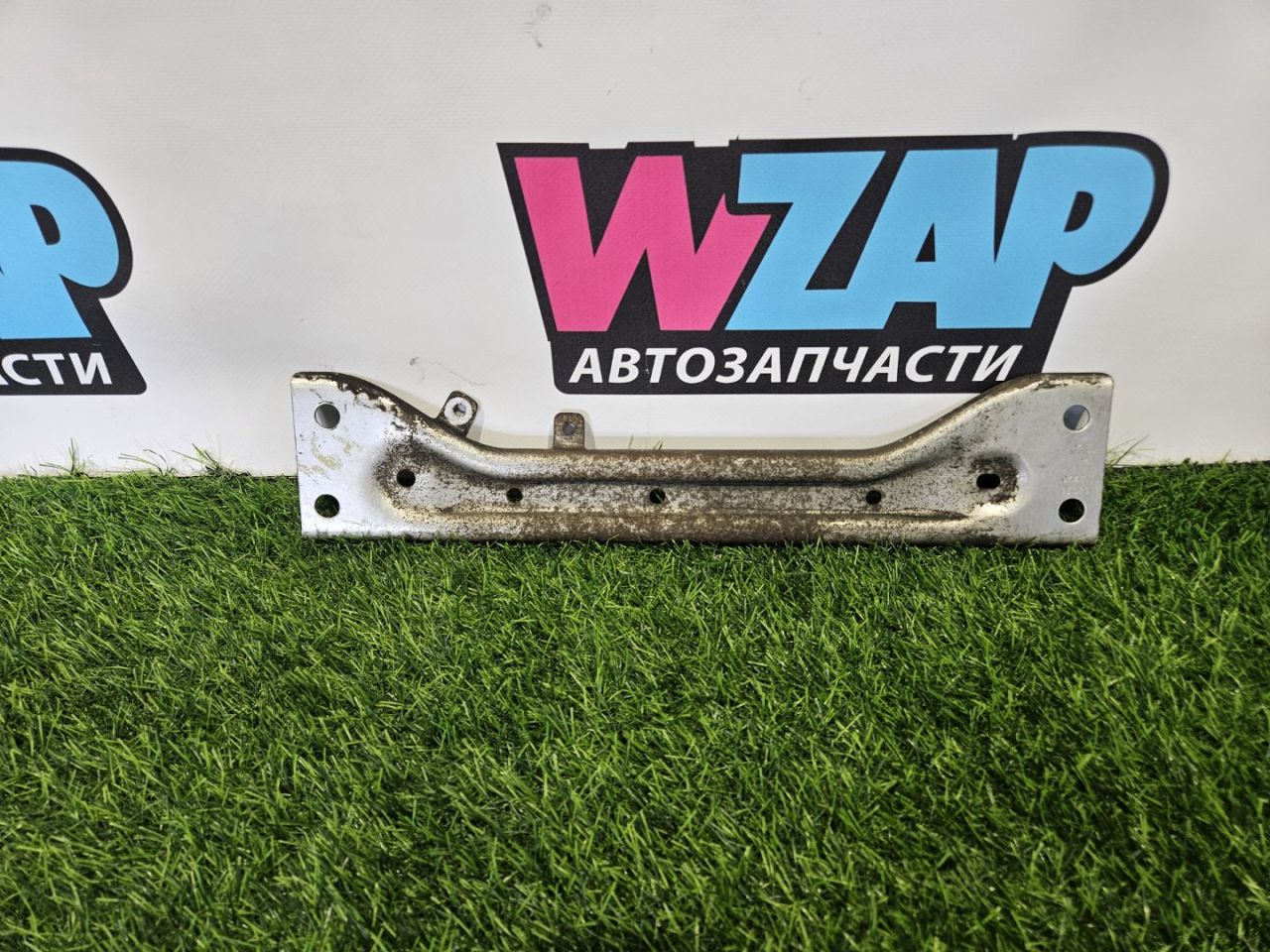 кронштейн (крепление) Volkswagen Passat B8 2016, 2.0 л., дизель, универсал, передний привод, правый руль, 5Q08044218 - фото №1