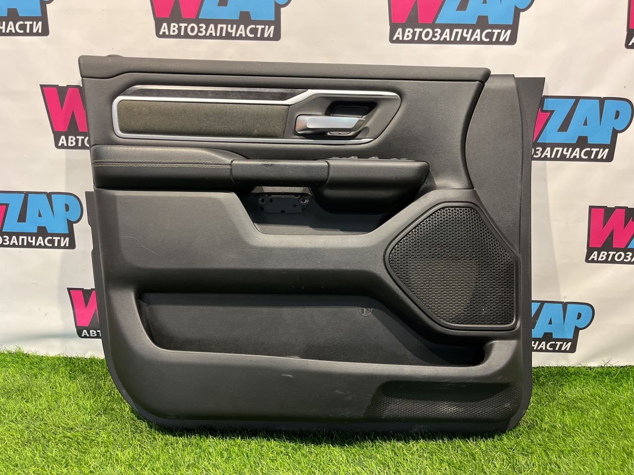 обшивка двери передняя левая RAM 1500 5 поколение (2018 - 2024), бензин, АКПП, пикап, 68268039AA - фото №1