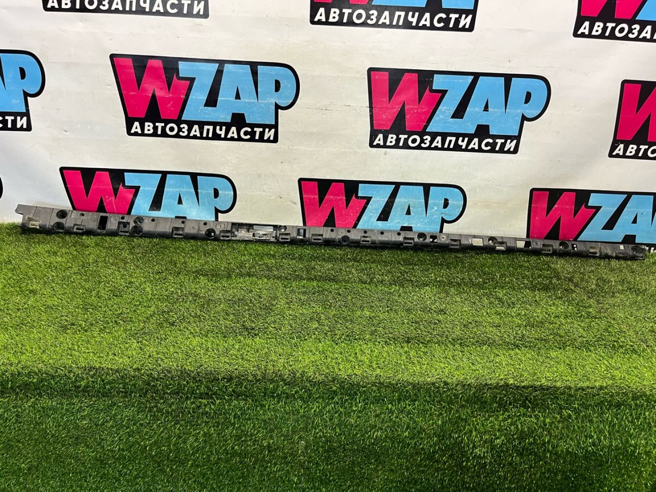 Кронштейн крепления порога Tesla Model X 1 поколение 2017, электро, белый, 1046690-00-B - фото №1