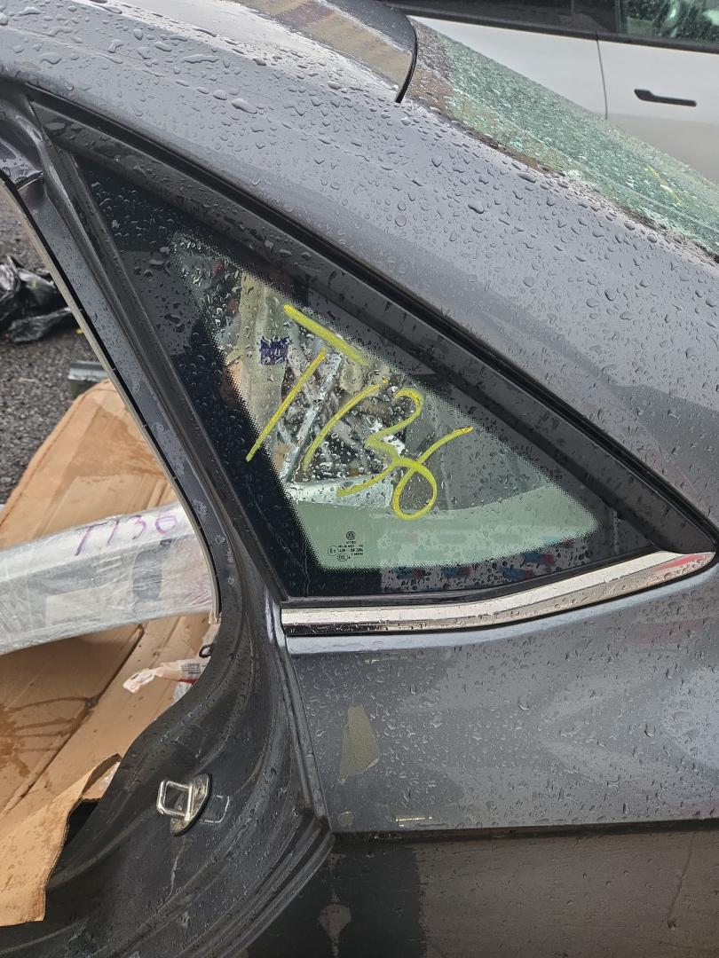 стекло кузовное боковое левое Volkswagen Jetta 7 поколение 2019, 1.4 л., бензин, АКПП, серый, седан, передний привод, 43R-004584 - фото №1