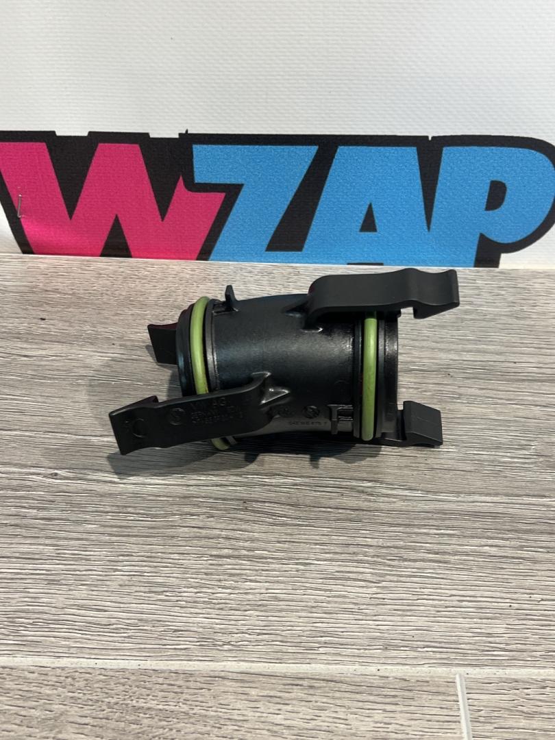 патрубок интеркулера Volkswagen Jetta 7 поколение 2019, 1.4 л., бензин, АКПП, седан, передний привод, 04E145875F - фото №1