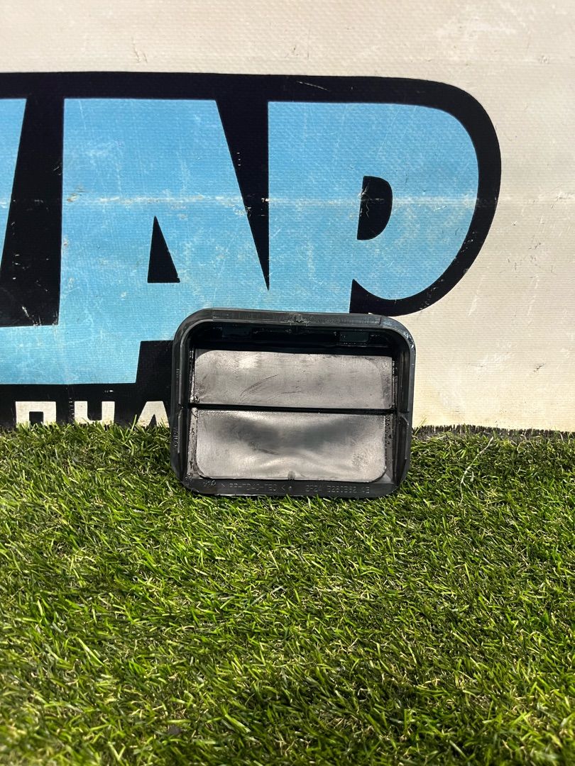 решетка вентиляции кузова Tesla Model X 1 поколение 2017, электро, белый, 2F2AB280B62AB - фото №1