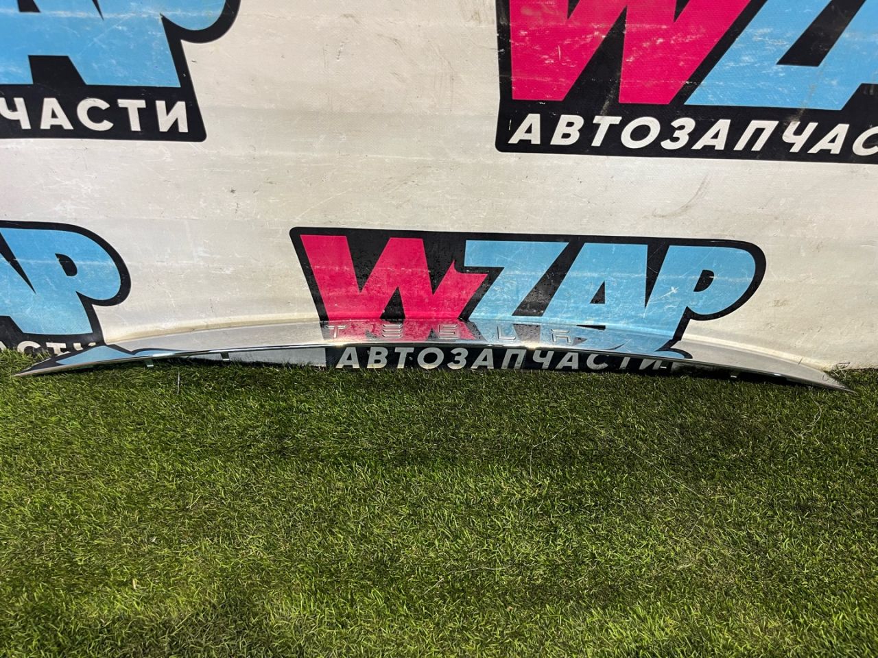 накладка двери (крышки) багажника Tesla Model X 1 поколение 2017, электро, белый, 1046920-00-B - фото №1