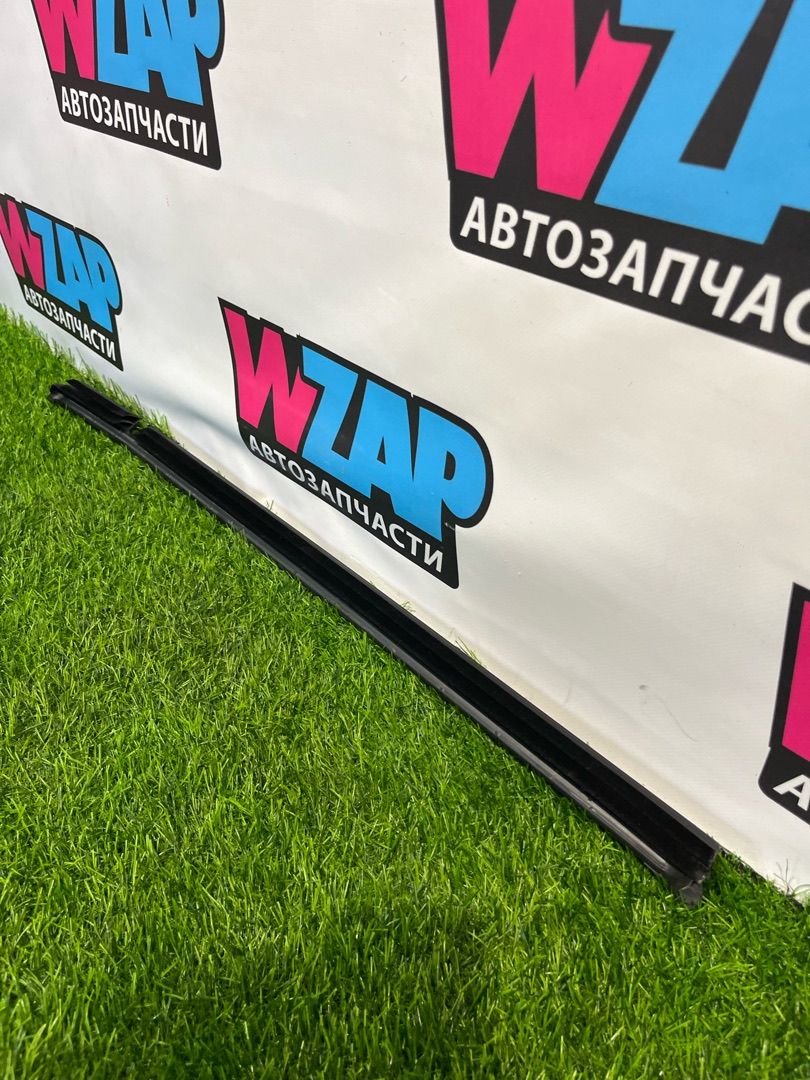 Уплотнитель стекла Volkswagen Passat B8 2016, 2.0 л., дизель, универсал, передний привод, правый руль, 369839479 - фото №1