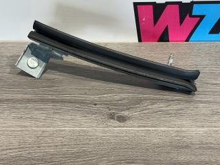 направляющая стекла Ford Mustang 6 поколение S550 [рестайлинг] 2019, 2.3 л., бензин, АКПП, серый, кабриолет, FR3B-63214A32-AB