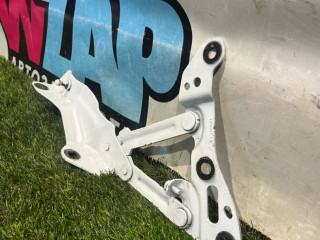 петля капота левая Tesla Model X 1 поколение 2017, электро, белый, 1058041