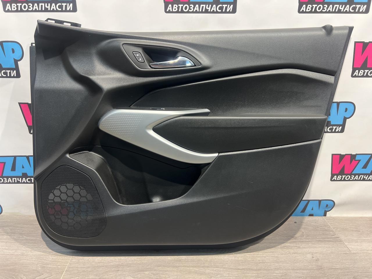обшивка двери передняя правая Chevrolet Trax 2 поколение 2024, 1.2 л., бензин, АКПП, красный, минивэн, передний привод, 42851046 - фото №1