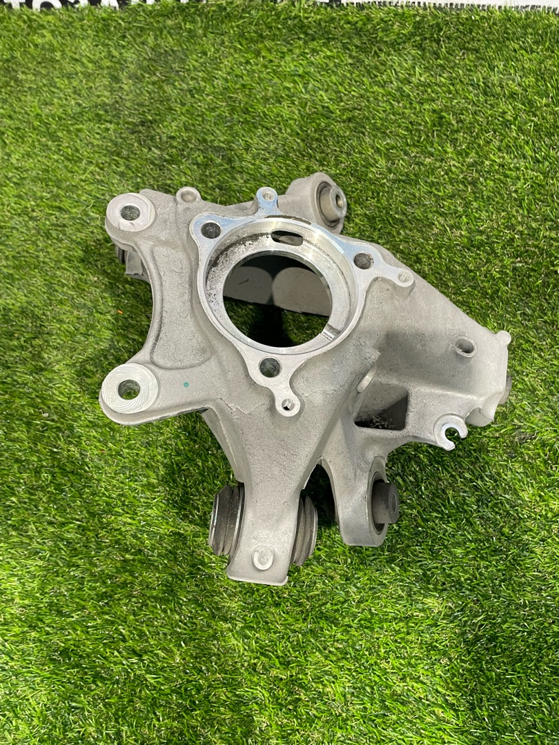 кулак задний левый Tesla Model Y 1 поколение 2022, электро, белый, 1188411-00-F - фото №1