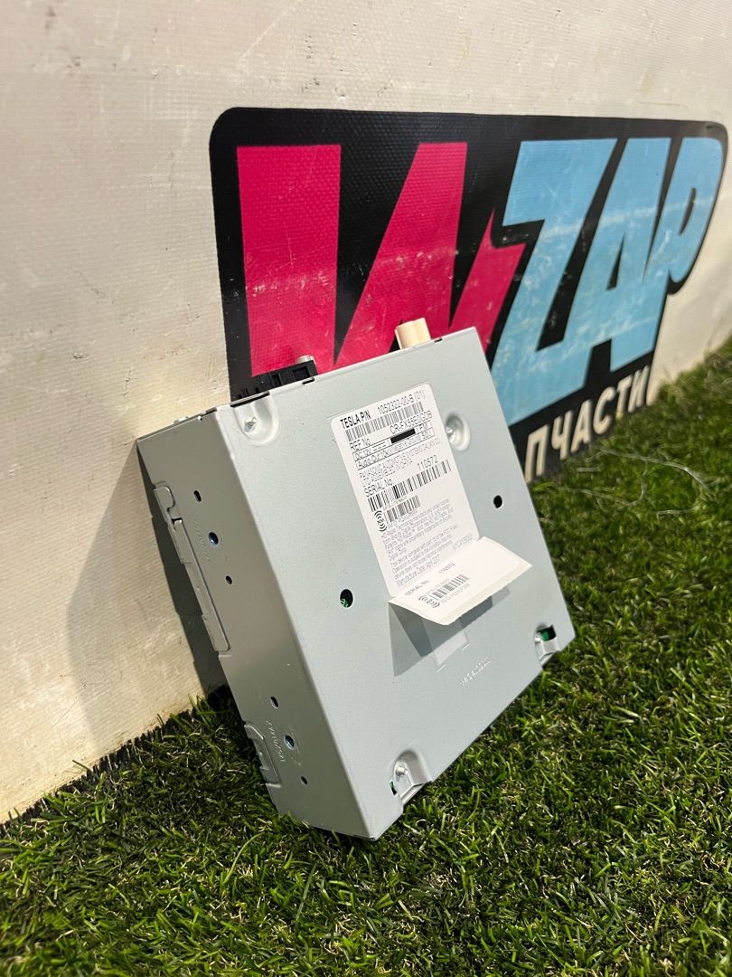 блок радио Tesla Model X 1 поколение 2017, электро, белый, 1052322-00-B - фото №1