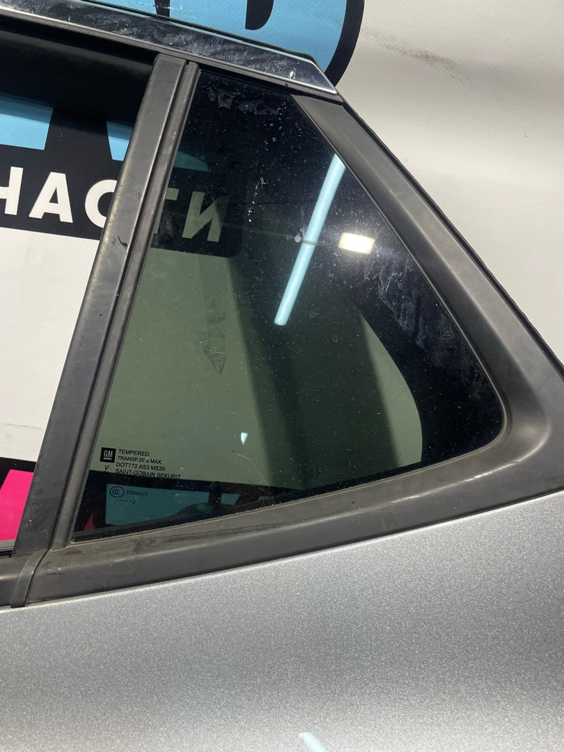 стекло кузовное боковое левое Buick Encore GX 1 поколение 2023, 1.2 л., бензин, АКПП, внедорожник 5 дв., передний привод - фото №1