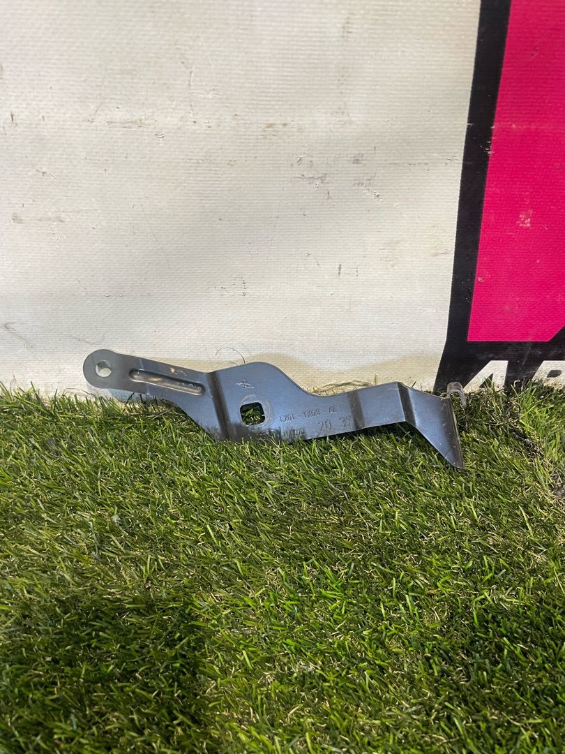 кронштейн (крепление) Ford Escape 4 поколение CX482 2021, 1.5 л., бензин, АКПП, внедорожник 5 дв., передний привод, LX6T-13828-AE - фото №1