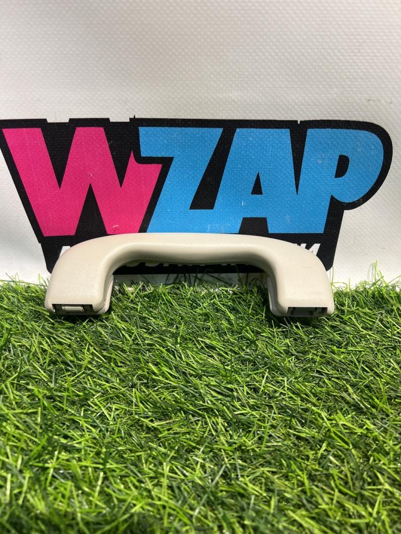 ручка внутренняя потолочная Buick Encore GX 1 поколение 2020, 1.3 л., бензин, АКПП, полный привод - фото №1