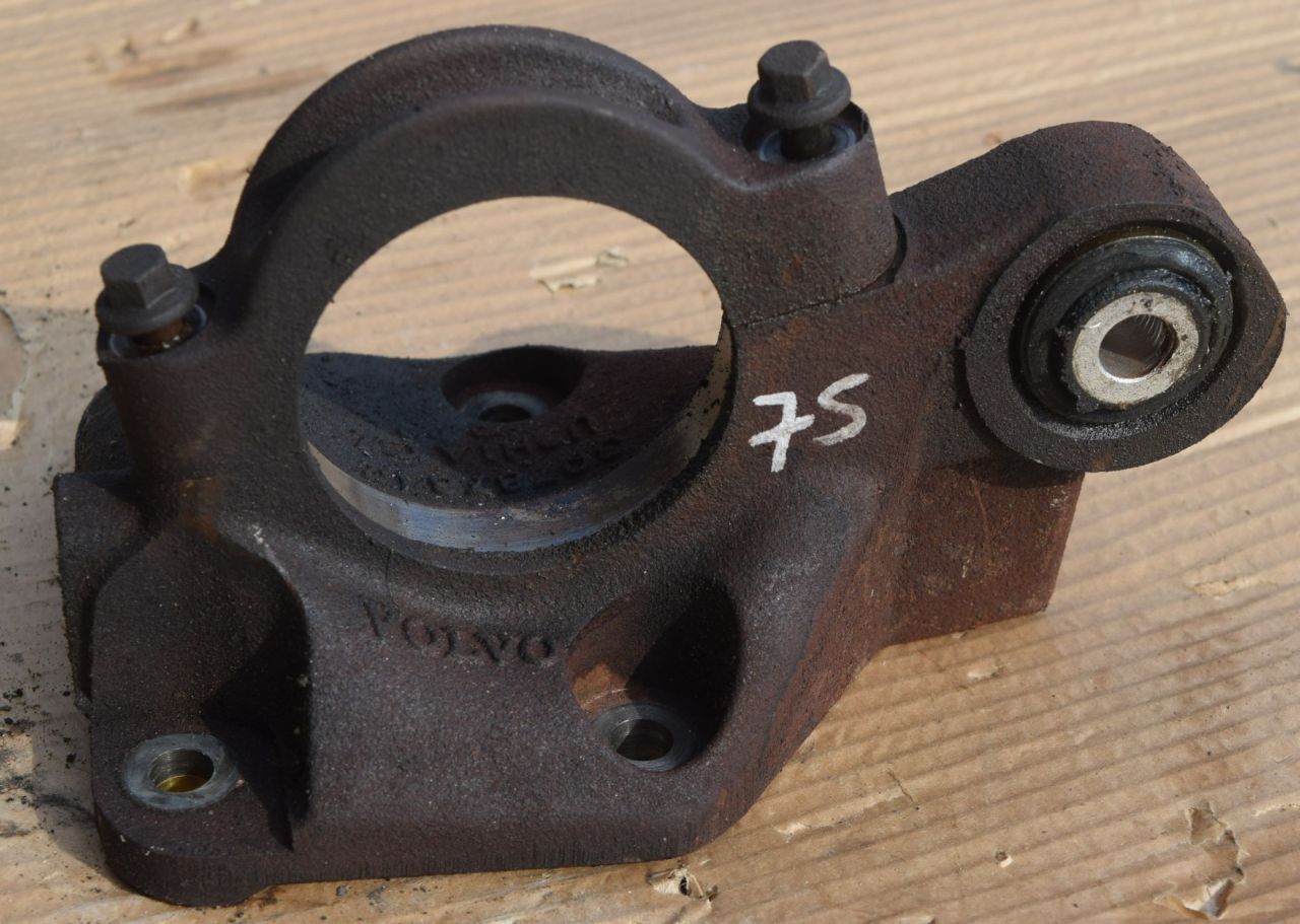 кронштейн полуоси Volvo XC70 2 поколение 2011, 2.4 л., D5, D 5244 T10, дизель, АКПП, универсал, полный подключаемый привод, 30787842 - фото №1