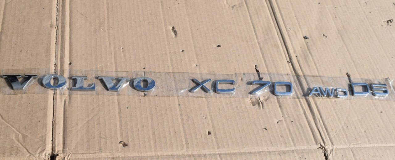 эмблема Volvo XC70 2 поколение 2011, 2.4 л., D5, D 5244 T10, дизель, АКПП, универсал, полный подключаемый привод - фото №1