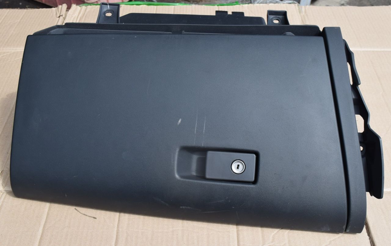 бардачок Volvo XC60 1 поколение 2010, 2.4 л., D5, D 5244 T14, дизель, МКПП, белый, передний привод, 30755651 - фото №1