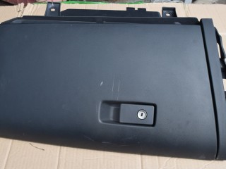 бардачок Volvo XC60 1 поколение 2010, 2.4 л., D5, D 5244 T14, дизель, МКПП, белый, передний привод, 30755651