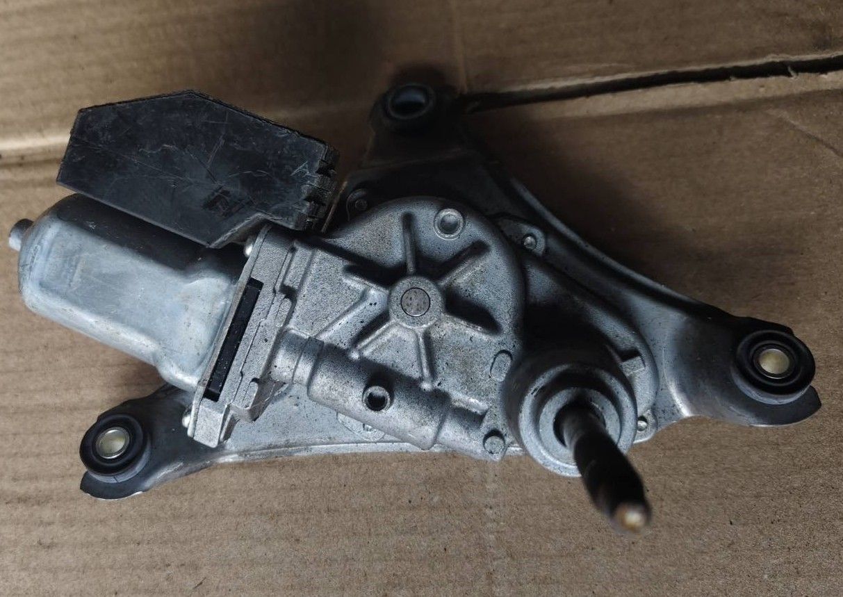 моторчик заднего стеклоочистителя (дворника) Toyota Auris 1 поколение 2008, 1.4 л., 1ND-TV, дизель, МКПП, хетчбэк 5 дв., правый руль, 8513002030 - фото №1