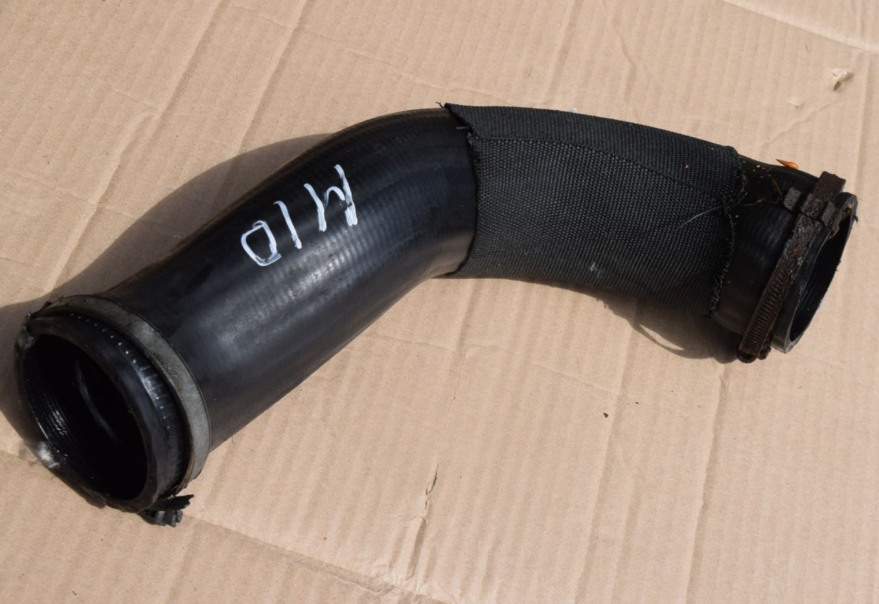 патрубок интеркулера Volvo XC60 1 поколение 2010, 2.4 л., D5, D 5244 T14, дизель, МКПП, белый, передний привод, 30792300 - фото №1