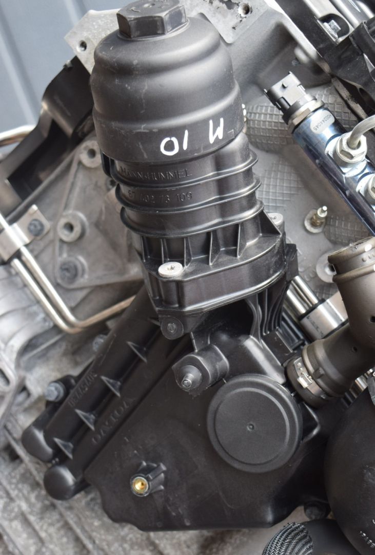 корпус масляного фильтра Volvo XC60 1 поколение 2010, 2.4 л., D5, D 5244 T14, дизель, МКПП, белый, передний привод, 30757730 - фото №1