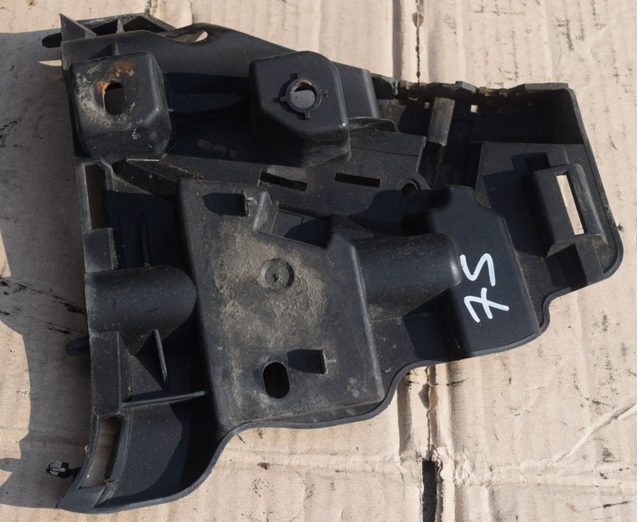 Крепление бампера переднего Volvo XC70 2 поколение 2011, 2.4 л., D5, D 5244 T10, дизель, АКПП, универсал, полный подключаемый привод, 31214961 - фото №1